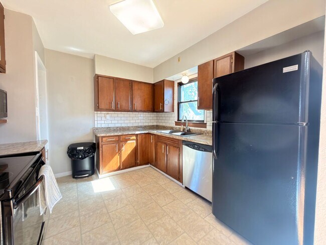 Foto del edificio - $1,450 | 2 Bedroom 1 Bath Home | Washer & Dryer | Garage
