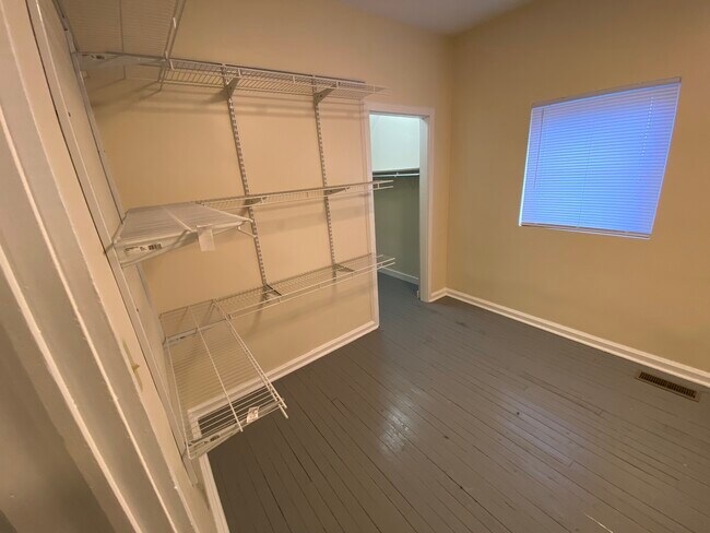 Estanterías de armario - 358 Kingwood St