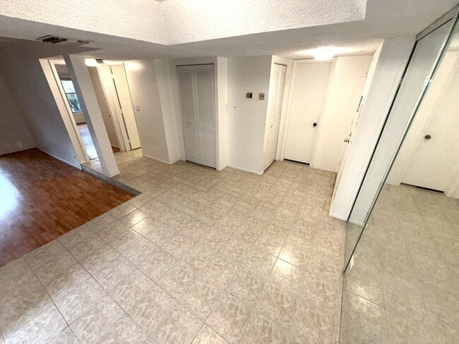 Building Photo - 3670 Inverrary Dr