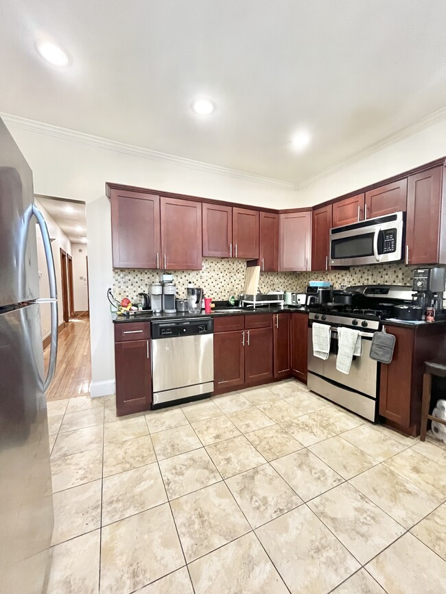 Building Photo - 5 Iroquois St