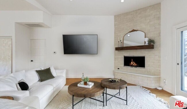 Foto del edificio - 3375 Coldwater Canyon Ave