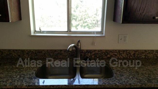 Foto del edificio - 1363 Elmwood St