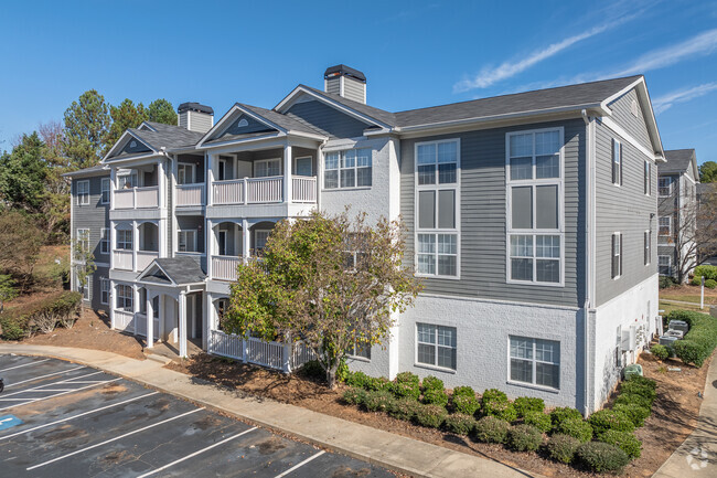 BUILDING EXTERIOR - The Columns at Club Drive