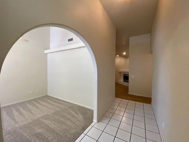 Building Photo - SPACIOUS HOME FOR RENT!