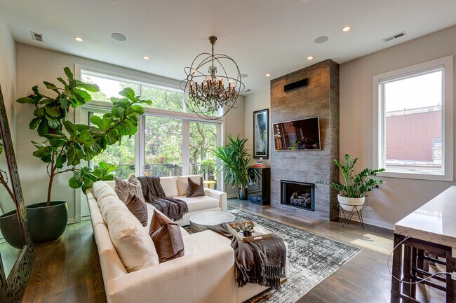 Foto del edificio - 2040 N Racine Ave