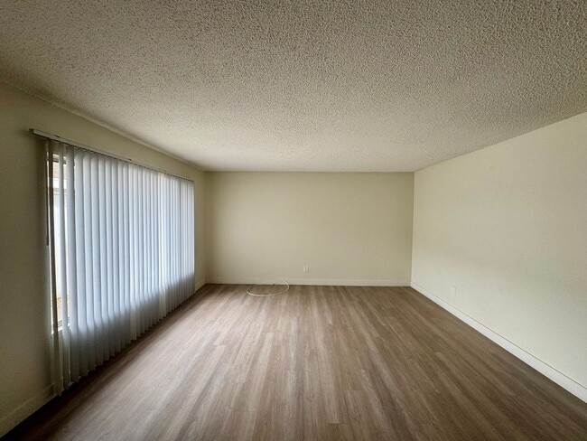 Building Photo - Beautifully Renovated 2 Bed / 1 Bath Apartment for Rent in Los Alamitos!