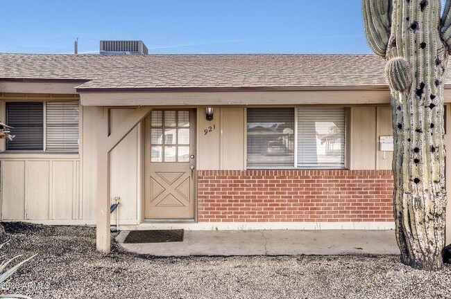 Building Photo - 921 E Campus Dr