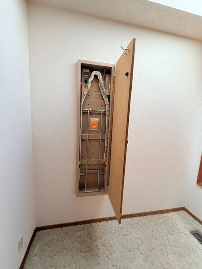 Foto del edificio - Charming 3-Bedroom Home with Garage & Lawn Care Included