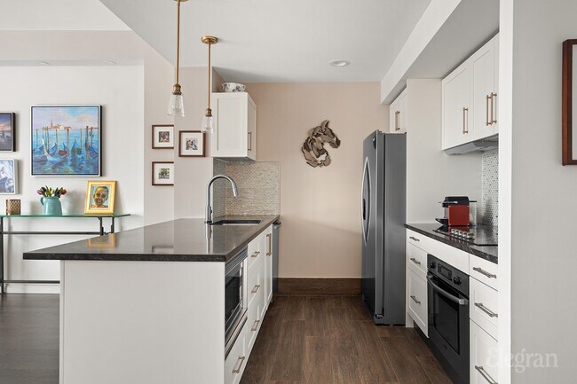 Building Photo - 350 W 42nd St