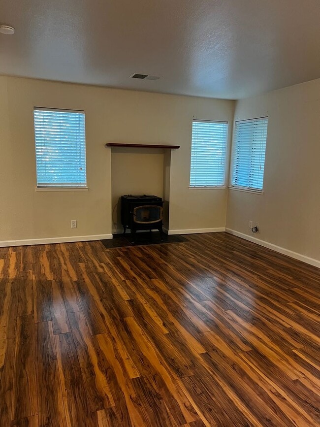 Building Photo - Jackson Townhome