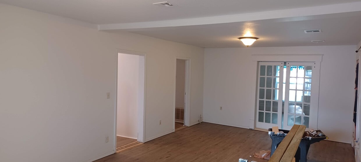 Primary Photo - 505 W Maple