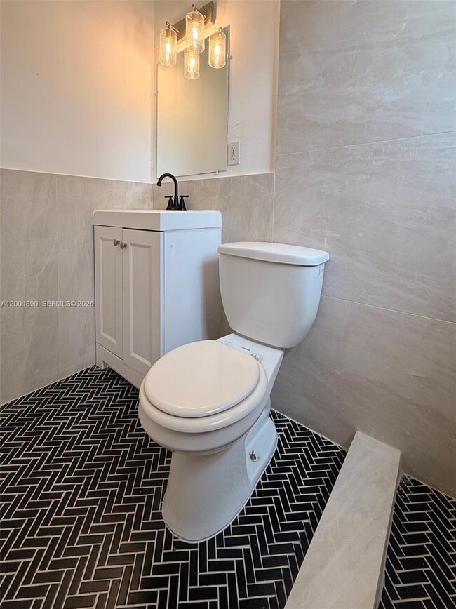 Building Photo - 12906 NE 6th Ave