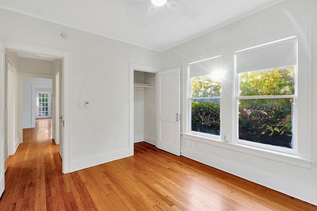 Building Photo - 2111 W Southview Ave