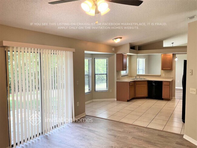 Building Photo - 2174 E Gloria Dr