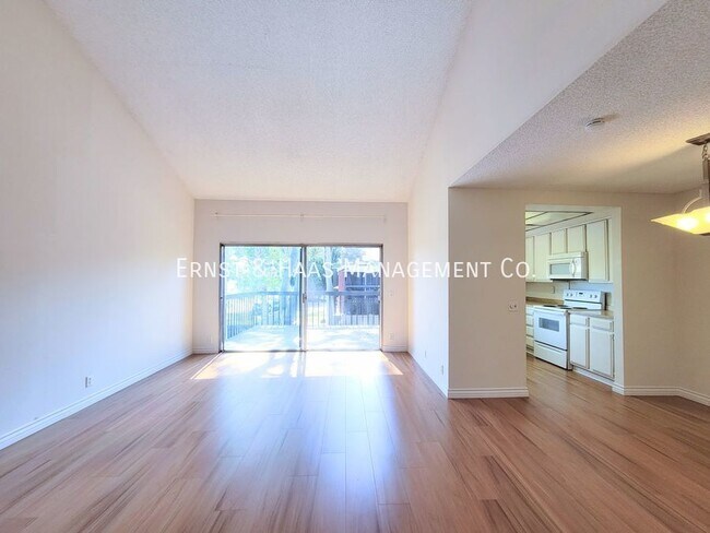 Building Photo - Comfy 2-Bed, 1-Bath Condo in Paramount wit...