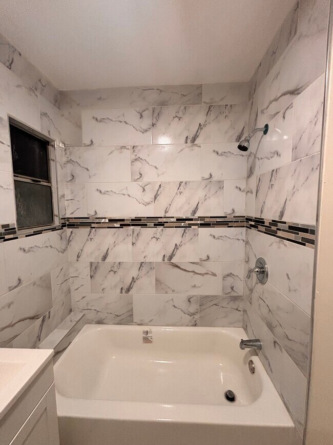 Tub - 3672 S Western Ave