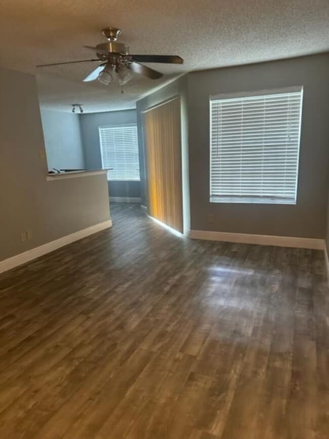 Building Photo - Great Location Close to I4 and 417 Seaworld