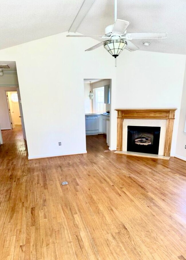 Foto del edificio - Charming 3X2 with Screened In Porch + Fenced Yard