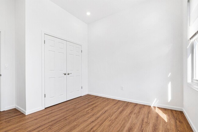 Building Photo - 33 Stagg St