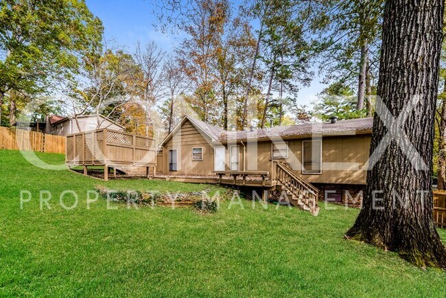 Building Photo - Classic 3 Bed, 2 Bath