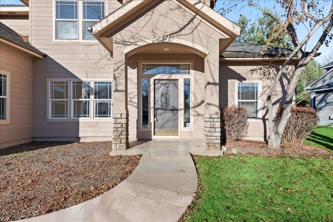 Building Photo - Quiet, Convenient, and Spacious 5bd 4ba Home