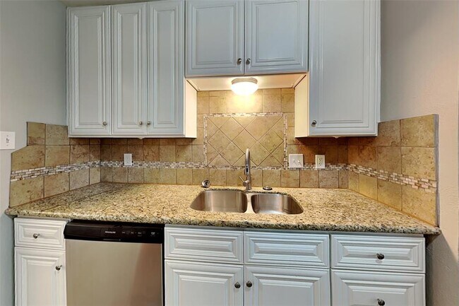 Building Photo - 9803 Charter Ridge Dr