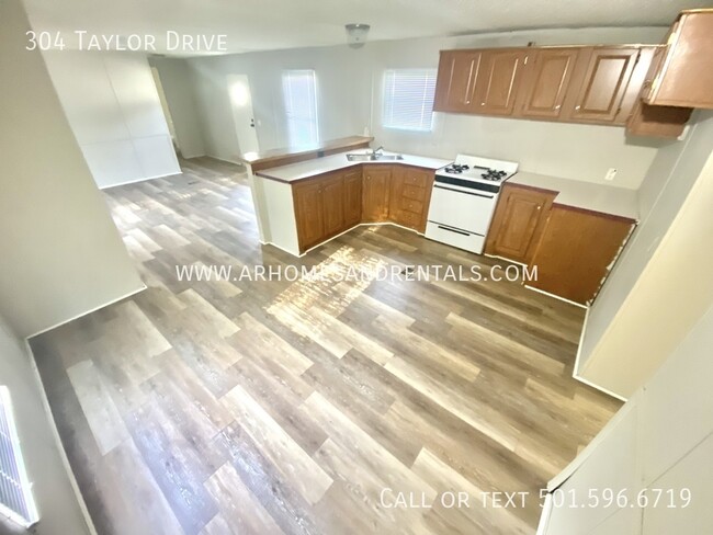 Building Photo - 304 Taylor Drive | $795 | 2 beds, 2 full b...