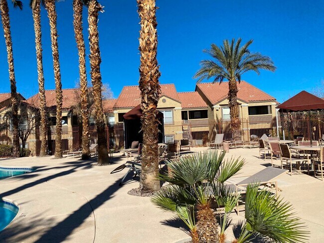 Foto del edificio - Downstairs 2 bedroom/2 bath condo unit.