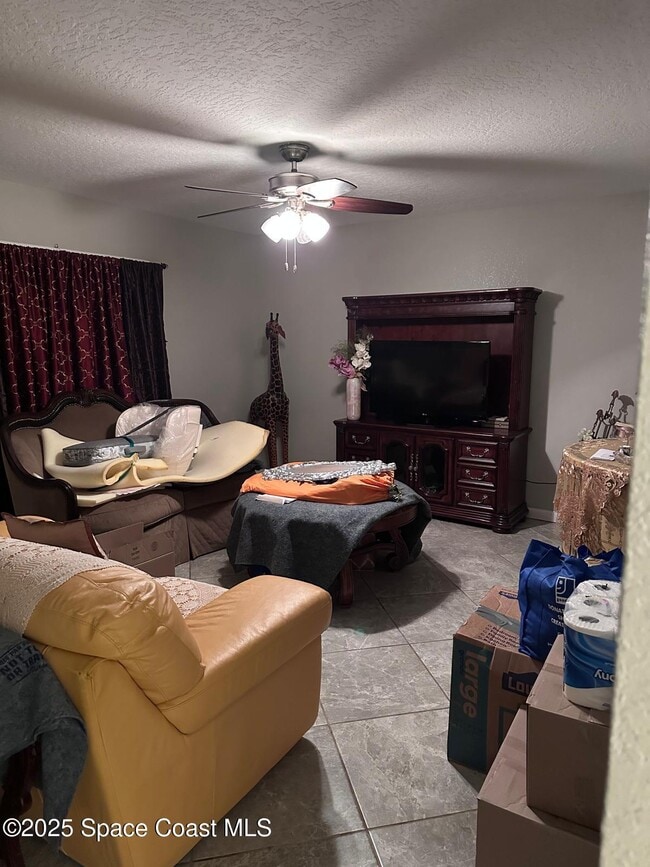 Building Photo - 2014 Manor Dr NE