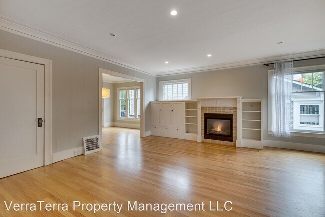 Building Photo - 4 br, 3.5 bath House - 2518 East McGraw St...
