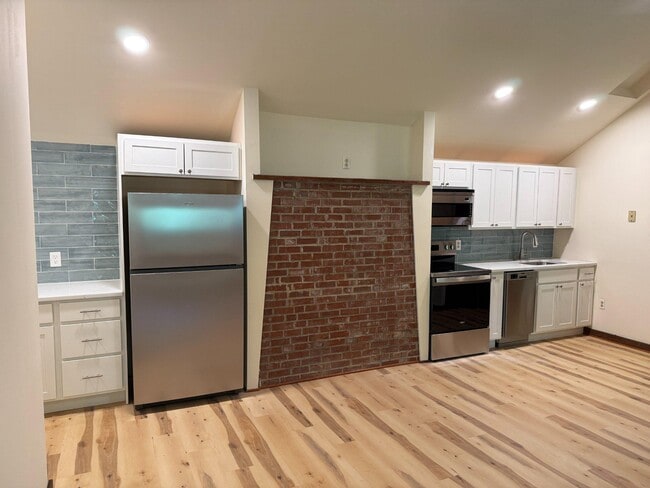 Building Photo - 1600 Sunset Ln