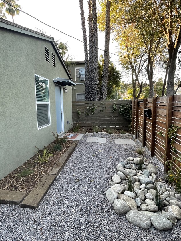 Private Outdoor Courtyard w/ own entrance - 3146 Rowena Ave