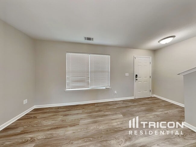 Foto del edificio - 2831 Village Center Dr