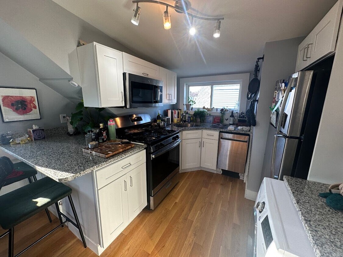 Inman Sq Somerville 2bed / 1bath with laundry in unit - no broker fee - Sept 2026 move in - Inman Sq Somerville 2bed / 1bath with laundry in unit - no broker fee - Sept 2026 move in