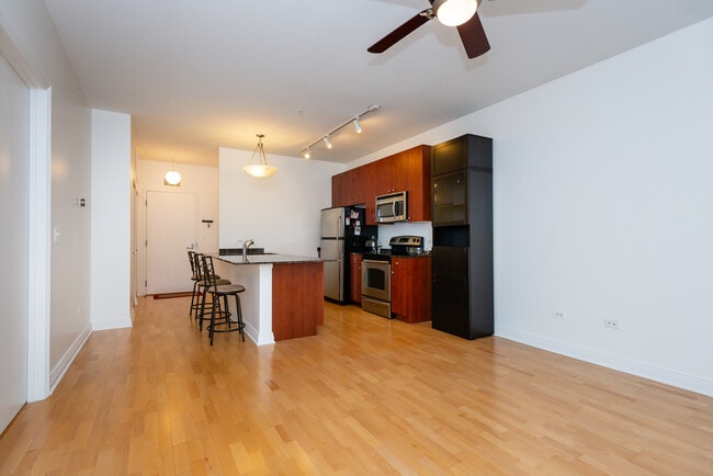 Building Photo - 565 W Quincy St