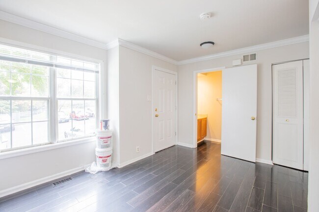 Building Photo - Newly Renovated 3 BR/2.5 BA Townhome in Ge...