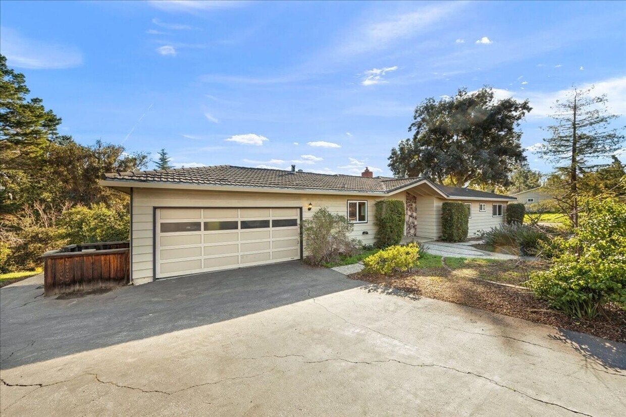 Primary Photo - Beautiful remodeled 3 Bed 2 Bath home in L...