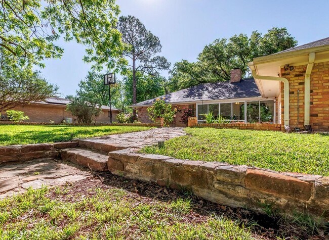 Building Photo - 3 Bed 2.5 Bath Home | Garage | Beautiful C...