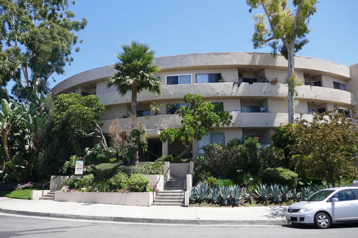 Canyon Drive Manor Apartments Los Angeles, CA