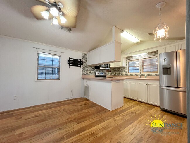 Building Photo - Charming 2 Bedroom Home in Miramar Beach!