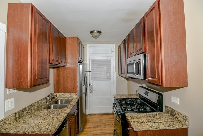 Building Photo - 2208 W Ainslie