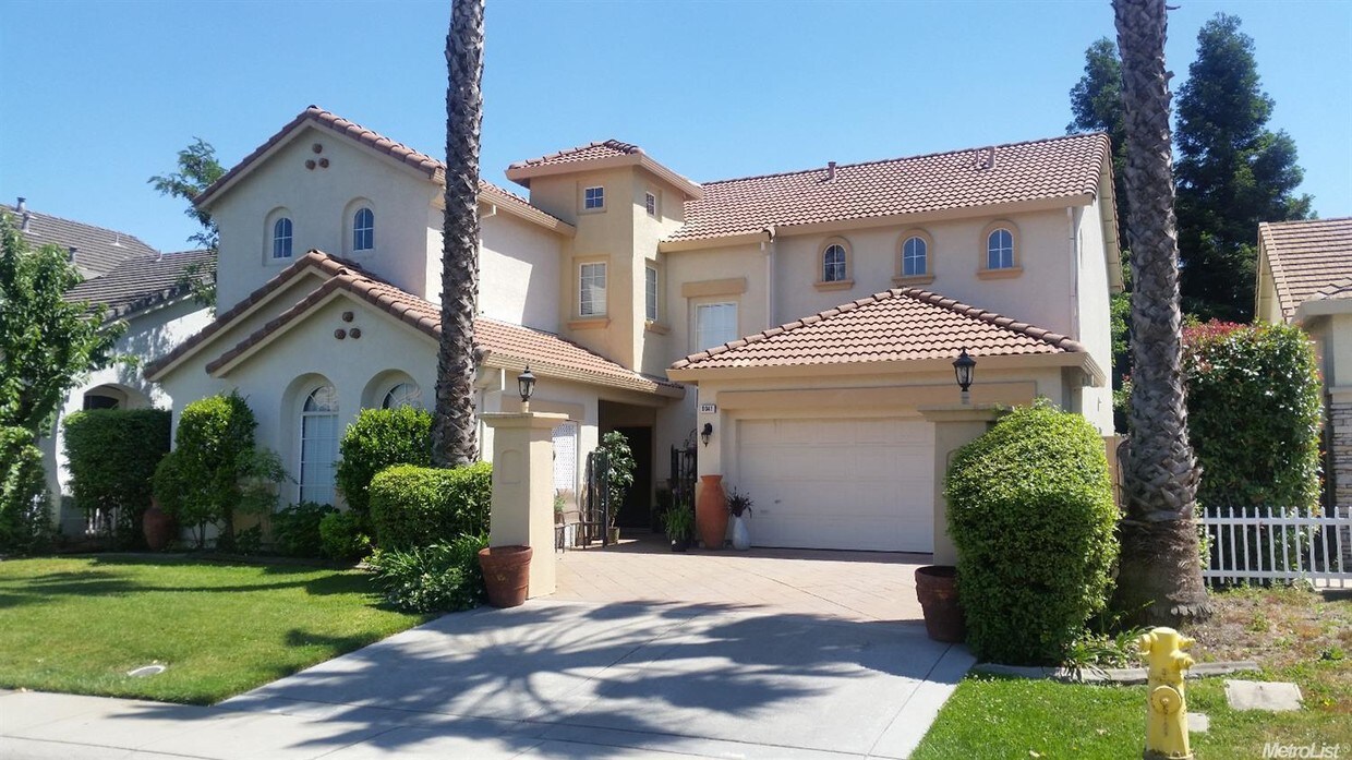 Foto principal - 9041 Running Wolf Way