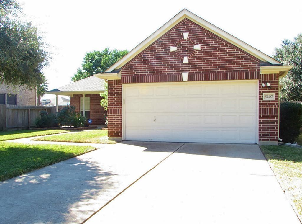Primary Photo - 5207 Bay Pines Dr