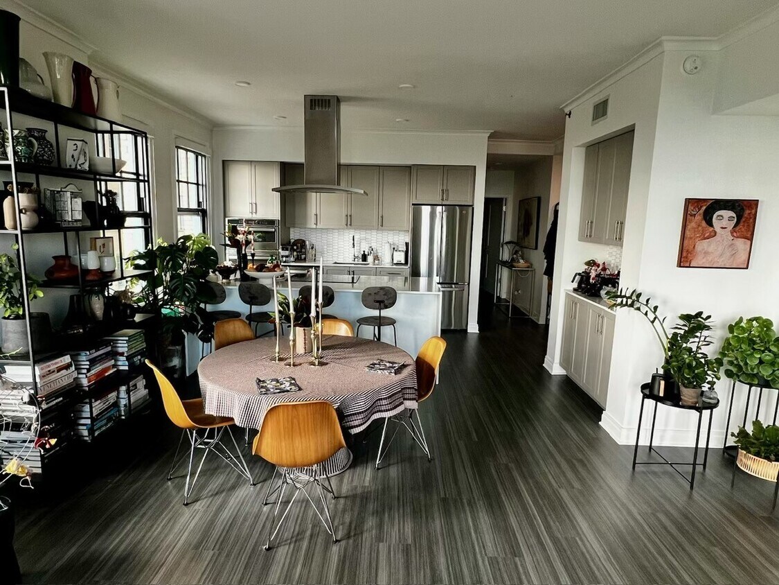 Building Photo - 2300 N Lincoln Park W