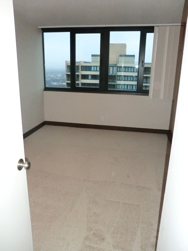 Foto del edificio - 16th Floor, River Views. Immaculate, Downt...