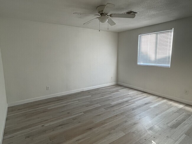 Foto del edificio - 824 W Romo Jones St