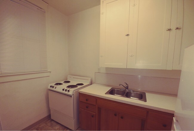 Building Photo - 112 E Spring St