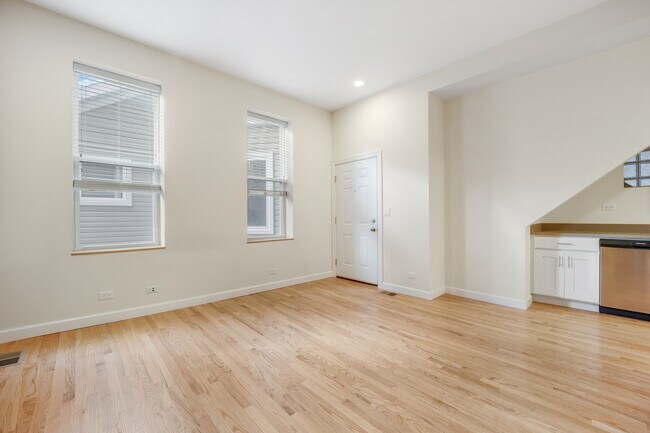 Building Photo - 1323 W 18th Pl