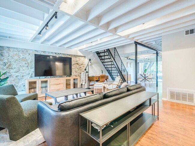 Foto del edificio - Fully appointed Loft with Lake Austin access!