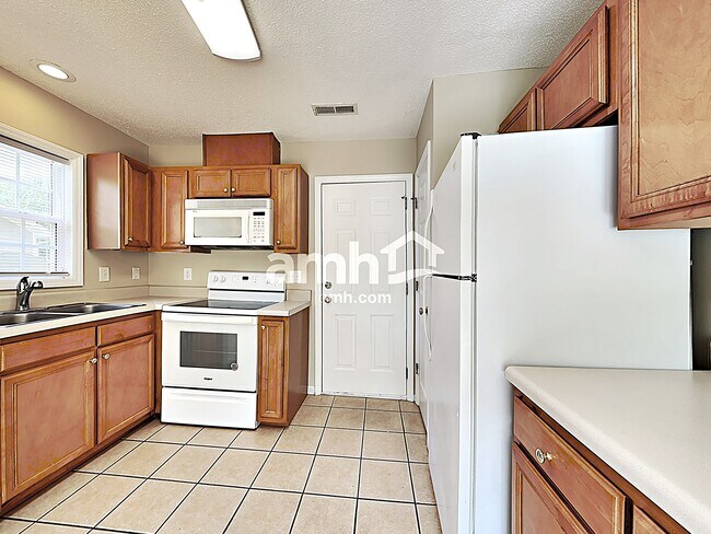 Building Photo - 5765 Regent Village Dr